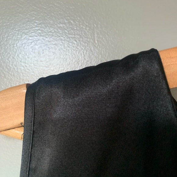 NWT Silky Soft Black V-neck Outline Sleeveless Tank Top Shirt - Picture 3 of 4